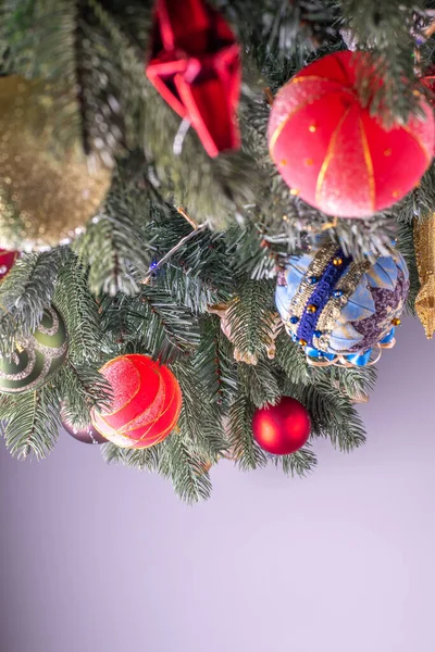 圣诞树装饰为中性灰色背景的圣诞或新年庆祝活动. — 图库照片