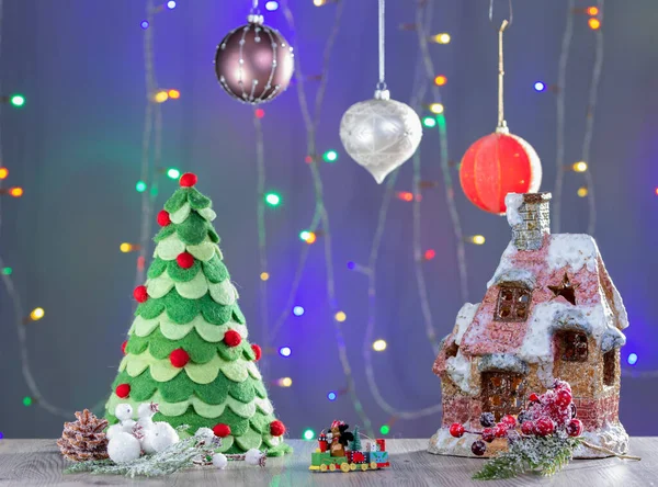 圣诞卡圣诞姜饼村，有彩色背景的树. — 图库照片