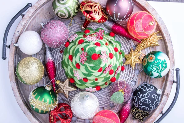크리스마스 장식은 흰색 배경에 나무 쟁반으로 되어 있다. 휴일 컨셉이야. 평평하게 누워 있는 위에서 바라본 모습 — 스톡 사진