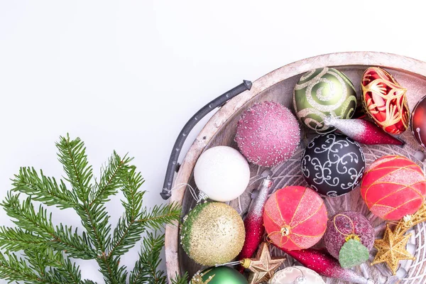 크리스마스 장식은 흰색 배경에 나무 쟁반으로 되어 있다. 휴일 컨셉이야. 평평하게 누워 있는 위에서 바라본 모습 — 스톡 사진
