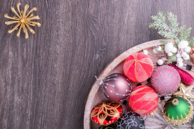 Ahşap tepside, arka planda Noel süslemeleri. Tatil konsepti. Düz yatış, üst görünüm