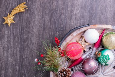 Ahşap tepside, arka planda Noel süslemeleri. Tatil konsepti. Düz yatış, üst görünüm