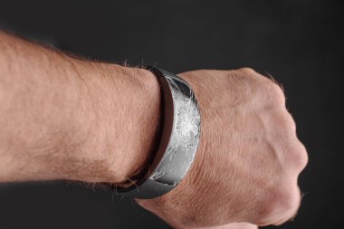 Kayıp zaman kavramını temsil eden kırık kol saati..