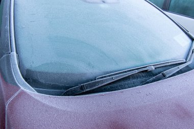 Arabanın ön camı ve kaputu ilk sonbahar soğuğundan sonra donmuştu.