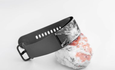 Kırık bilek saati, kayıp zaman kavramını temsil ediyor..