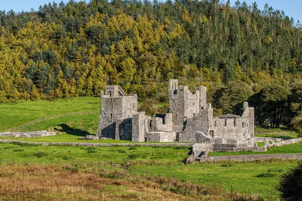İrlanda 'nın Fore köyündeki Benedictine Manastırı' nın panoramik manzarası.