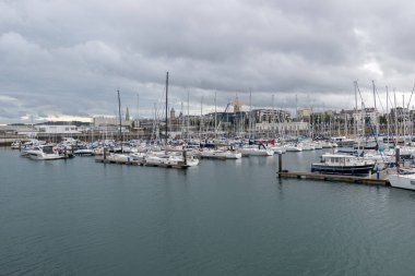 Limanda park etmiş deniz tekneleri. Yat kulübünde tekneler.