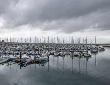 Limanda park etmiş deniz tekneleri. Yat kulübünde tekneler.