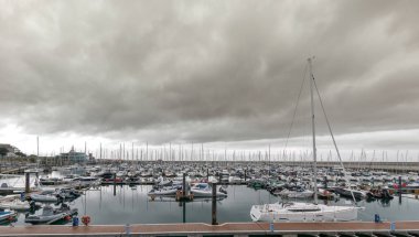 Limanda park etmiş deniz tekneleri. Yat kulübünde tekneler.