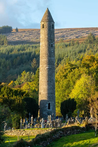 Antigua torre y cementerio en las montañas de Wicklow en Irlanda. — Foto de Stock