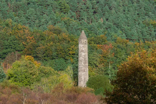 Glendalough Yuvarlak Kulesi Sonbahar Ormanı geçmişi.