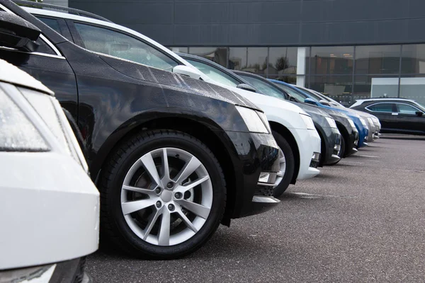 Autohaus-Inventar mit in Garage geparkten Passeger-Fahrzeugen. Stockfoto