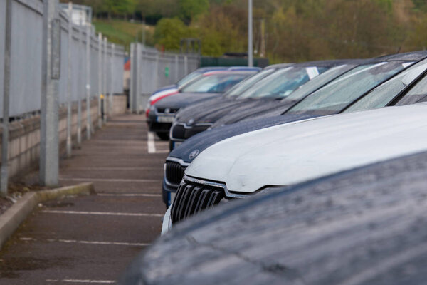 Инвентаризация автотранспорта с пассивными транспортными средствами, припаркованными в гараже.