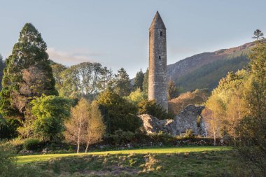 Glendalough Yuvarlak Kulesi, mika levhadan yapılmış granitle birleştirilmiş. .