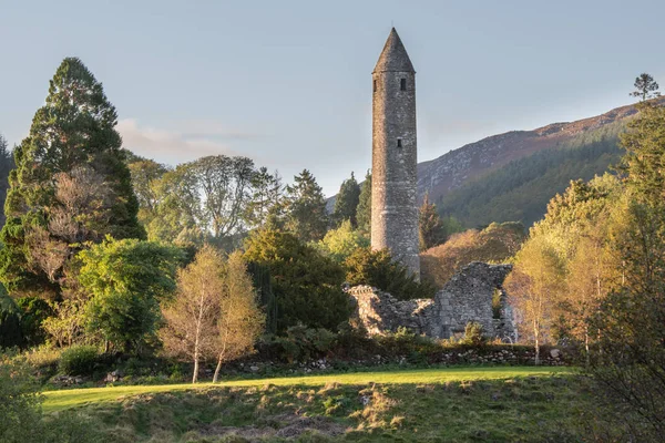 Glendalough Torre redonda, construida de pizarra de mica intercalada con granito . — Foto de Stock