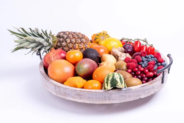 Bandeja Madera Verduras Frescas Frutas Aisladas Sobre Fondo Blanco Filmado — Foto de Stock