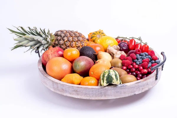 Holztablett Mit Frischem Gemüse Und Obst Isoliert Auf Weißem Hintergrund Stockfoto