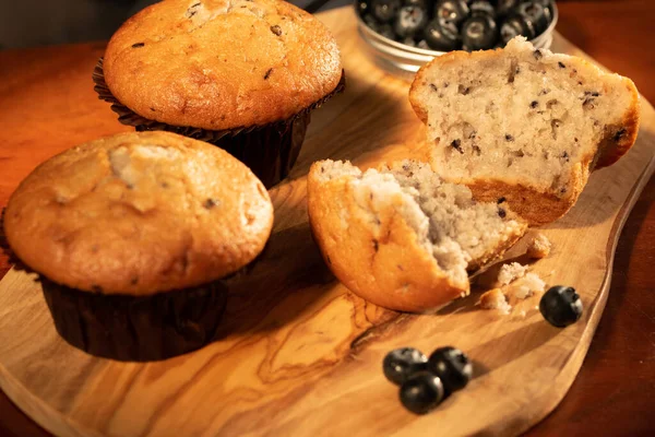 Muffins Mit Blaubeeren Auf Schneidebrett lizenzfreie Stockfotos