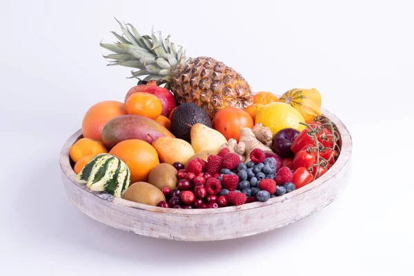 Verduras y frutas frescas aisladas sobre un fondo blanco en bandeja de madera. — Foto de Stock