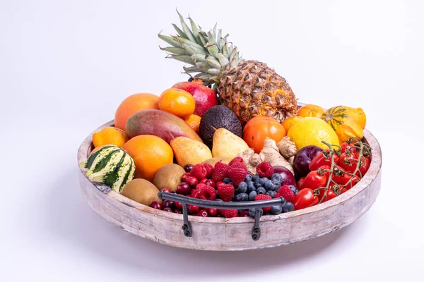 Verduras y frutas frescas aisladas sobre un fondo blanco en bandeja de madera. — Foto de Stock