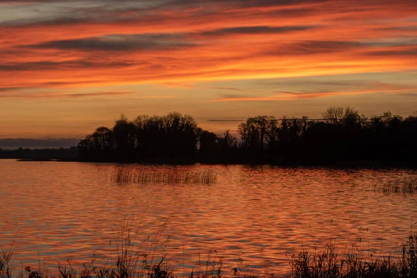 Kolory zachodu słońca nad jeziorem w Irlandii w pobliżu miasta Mullingar. — Zdjęcie stockowe