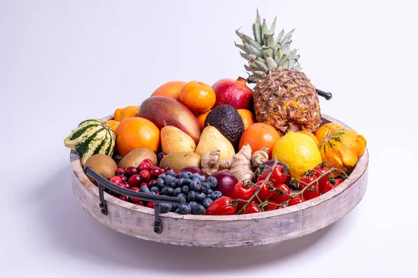 Verduras y frutas frescas aisladas sobre un fondo blanco en bandeja de madera. — Foto de Stock