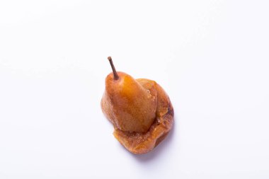 Beyaz arka planda çürüyen, olgunlaşmış bir armut.