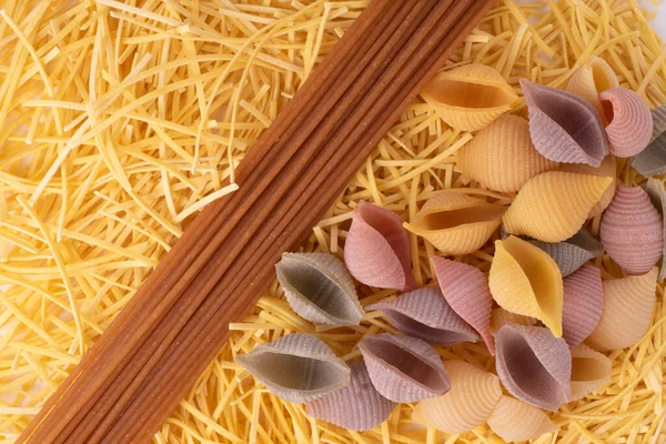 Various raw pasta and spagetti Traditional Italian cuisine. Top view. — Stock Photo, Image