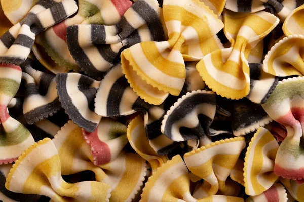 Различные сырые макароны и спагетти традиционной итальянской кухни. Вид сверху. — стоковое фото
