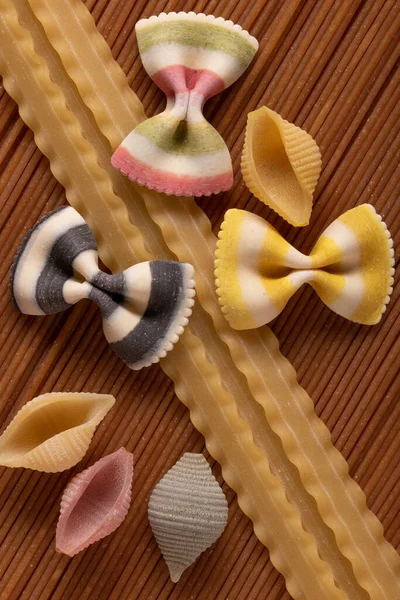 Diverse rauwe pasta en spagetti Traditionele Italiaanse keuken. Bovenaanzicht. — Stockfoto