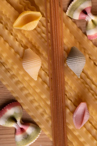 Verschiedene rohe Pasta und Spagetti Traditionelle italienische Küche. Ansicht von oben. — Stockfoto