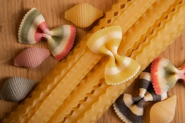 Various raw pasta and spagetti Traditional Italian cuisine. Top view. — Stock Photo, Image