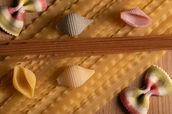 Various raw pasta and spagetti Traditional Italian cuisine. Top view. — Stock Photo, Image