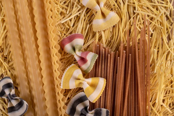 พาสต้าดิบและสปาเก็ตตี้ อาหารอิตาเลียนแบบดั้งเดิม ท็อปวิว . — ภาพถ่ายสต็อก