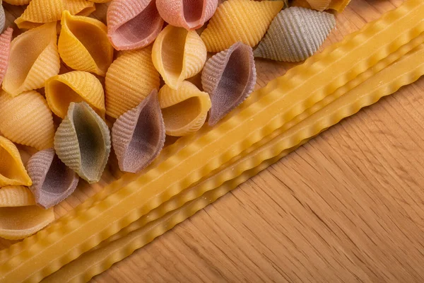 Various raw pasta and spagetti Traditional Italian cuisine. Top view. — Stock Photo, Image