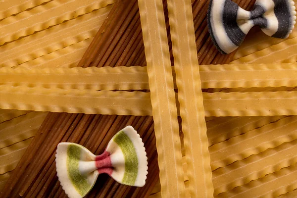 Various raw pasta and spagetti Traditional Italian cuisine. Top view. — Stock Photo, Image