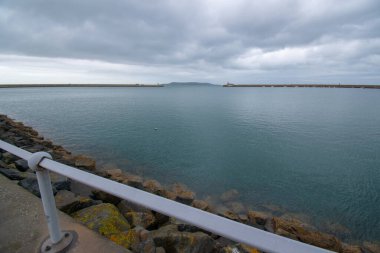 Dun Laoghaire liman girişi Batı iskelesi ve Doğu rıhtımındaki deniz fenerleri