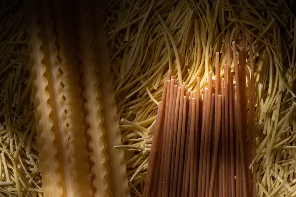 Various raw pasta and spagetti Traditional Italian cuisine. Top view. — Stock Photo, Image