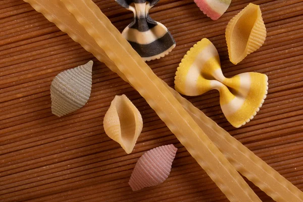 Various raw pasta and spagetti Traditional Italian cuisine. Top view. — Stock Photo, Image