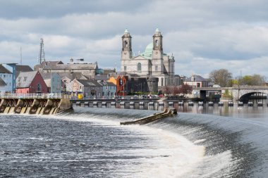 Athlone kasabası ve Shannon Nehri, Westmeath ilçesi, İrlanda