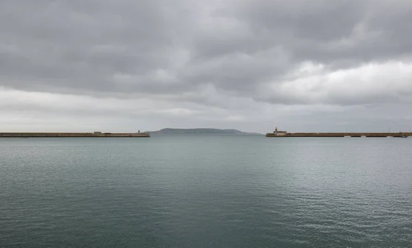 Dun Laoghaire Hafeneinfahrt mit West- und Ostpier Leuchttürme — Stockfoto