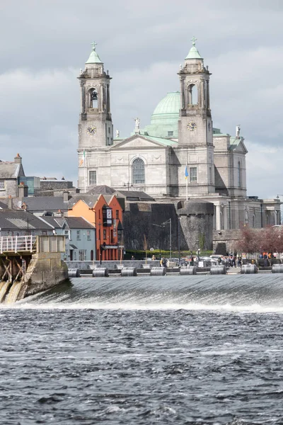 Baharda Atletizm Kasabası Azizler Peter ve Paul kilisesinde nehir manzarası, ilçe Westmeath, İrlanda