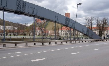 Litvanya 'nın başkenti Vilnius, Gedimino kulesi üzerindeki Neris nehri ve Kral Mindaugas köprüsü manzaralı..