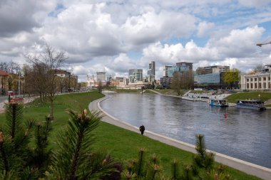 Vilnius şehrinin gökdelenleri... Neris nehri Vilnius 'un ana nehridir.,