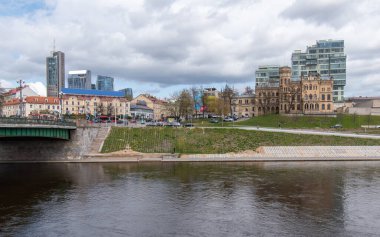 Vilnius şehrinin gökdelenleri... Neris nehri Vilnius 'un ana nehridir.,