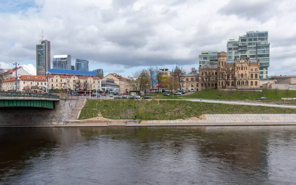 Vilnius şehrinin gökdelenleri... Neris nehri Vilnius 'un ana nehridir.,