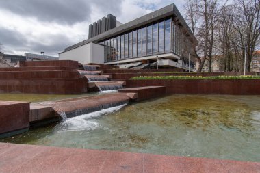 1974 'te Litvanya Ulusal Opera ve Bale Tiyatrosu' nda açıldı..