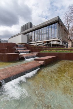 1974 'te Litvanya Ulusal Opera ve Bale Tiyatrosu' nda açıldı..