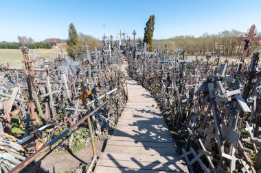 Haç Tepesi, Siauliai şehrinin yakınlarındaki bir hac yeri. .
