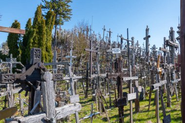 Haç Tepesi, Siauliai şehrinin yakınlarındaki bir hac yeri. .